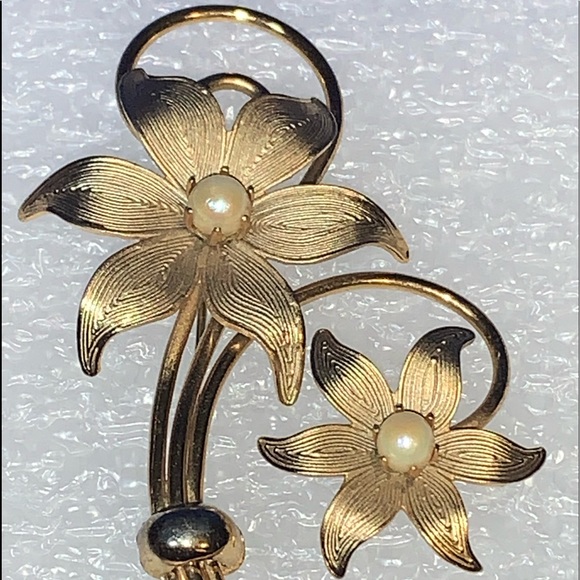 Gold Tone with Faux Pearls Floral Brooch Pin - Picture 3 of 11
